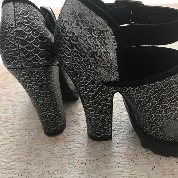 Shelly’s London Fish Scale Heels - Picture 6 of 7